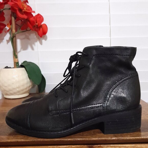 Comfortiva Cordia  burnished Italian leather cap-toe bootie 6.5M - Picture 1 of 11